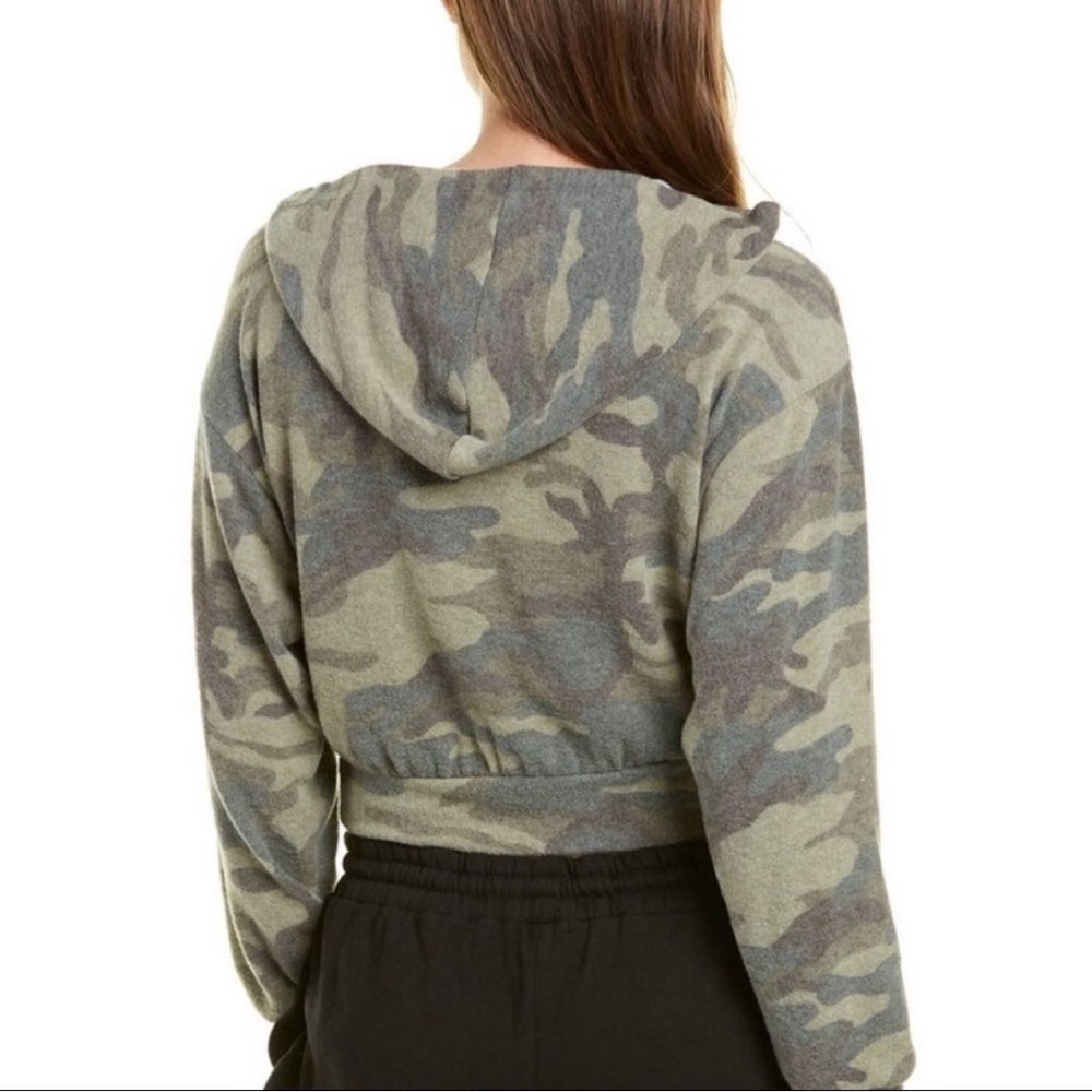Socialite by Nordstrom cropped Camo‎ Sweatshirt -EUC!